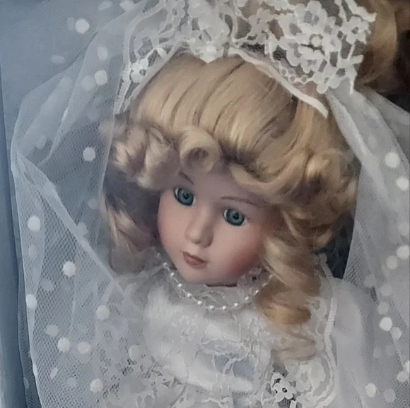 Porcelain bride doll - Picture 1 of 5